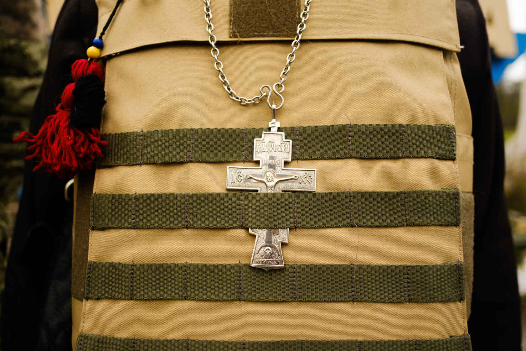 Ол трусигін ақырын шешіп алды.